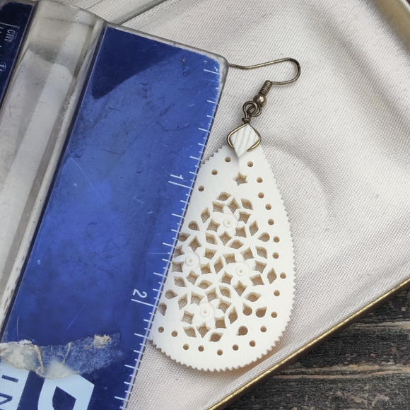 Vintage carved bone earrings - Picture 5 of 6
